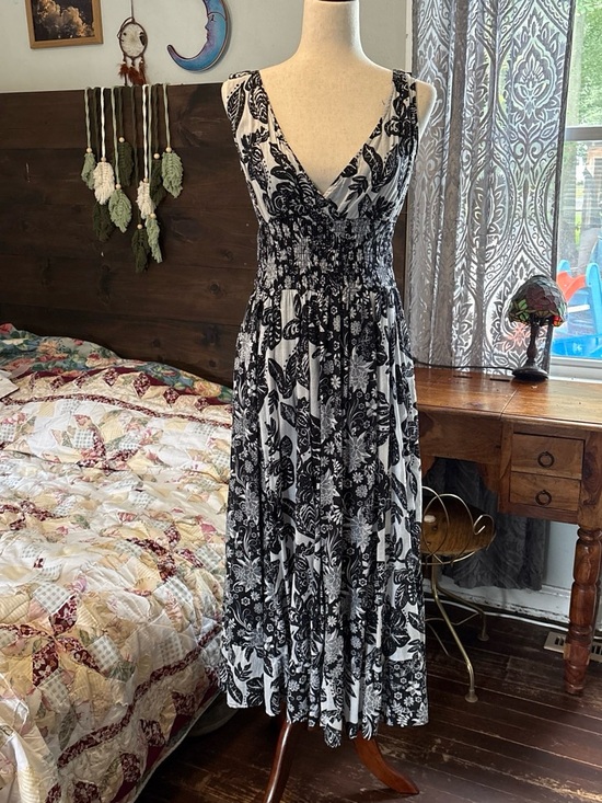 Jane Ashley Dresses & Skirts - Jane Ashley Black & White Floral V-Neck Maxi Dress